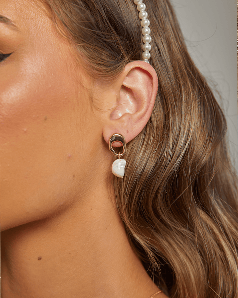 Izoa Earrings Izoa Luna Earrings Gold Freshwater Pearl IZ-LUNAEAR-GLDP