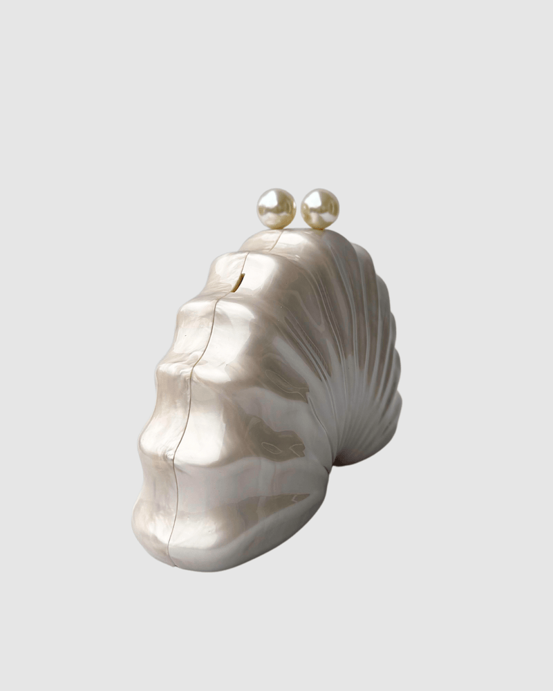 Izoa Serena Shell Clutch White