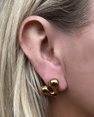 Izoa Vionna Heart Stud Earrings Gold - The Zebra Effect